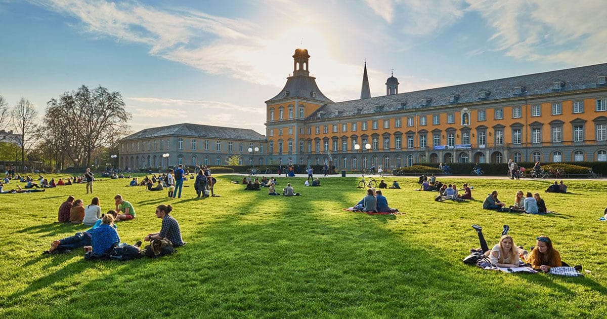 Studenten suchen die Universität